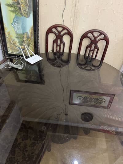 Round dining table