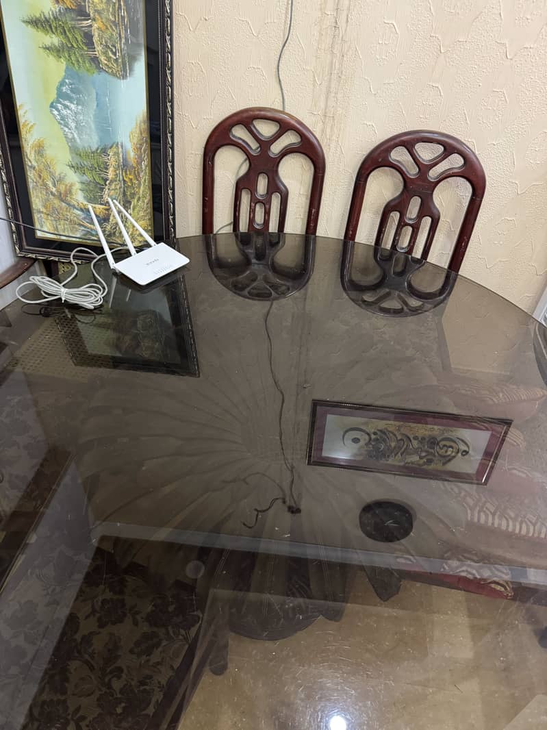 Round dining table 0