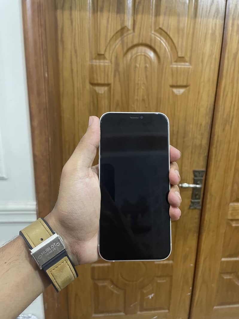 Apple iPhone 12 4