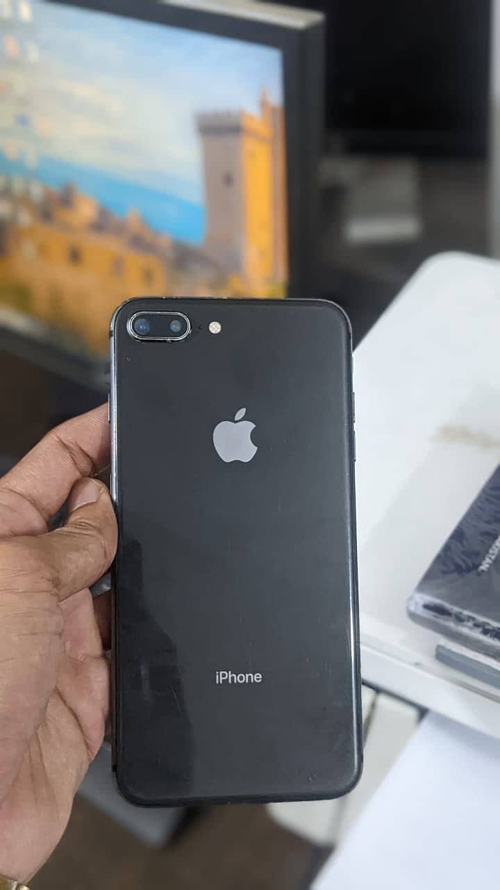 Apple iPhone 8 Plus 0