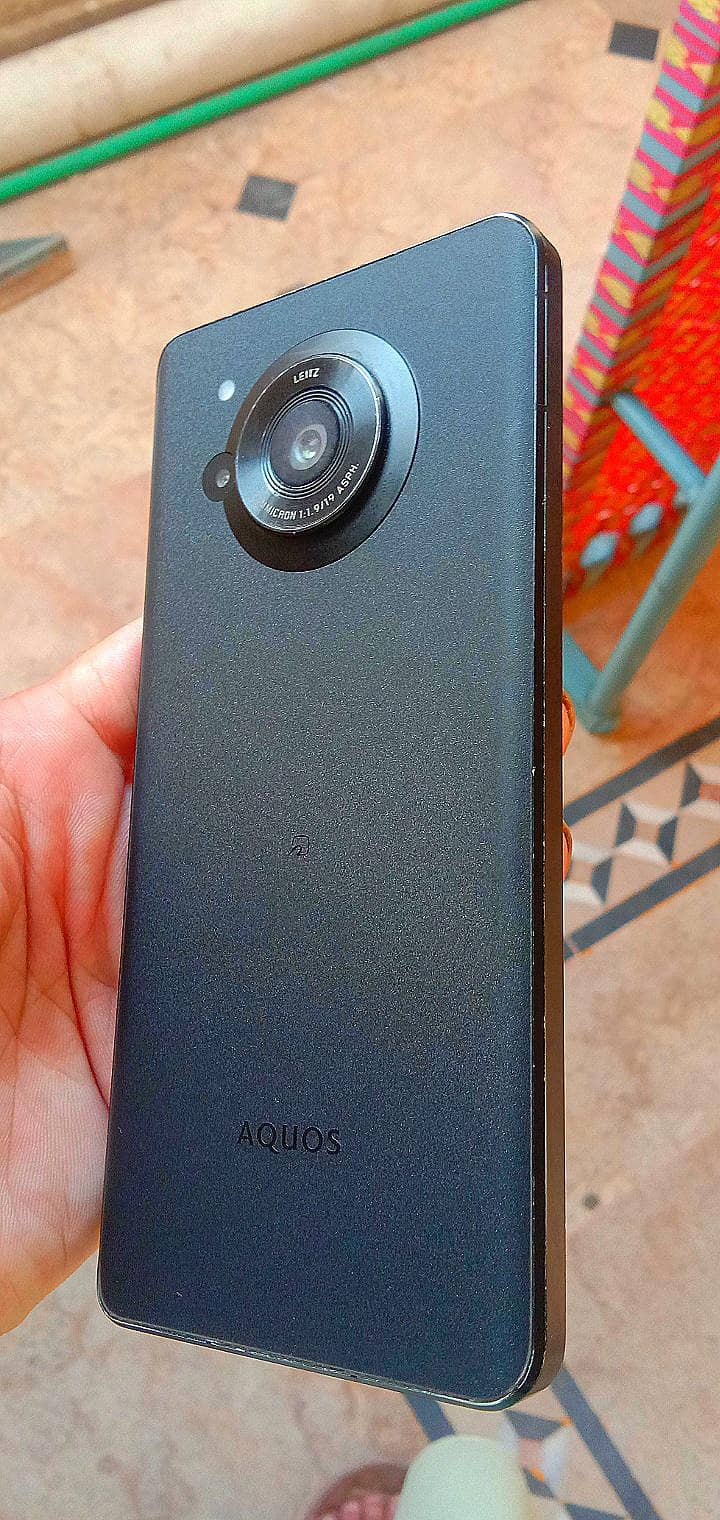 Sharp Aquos R7 12