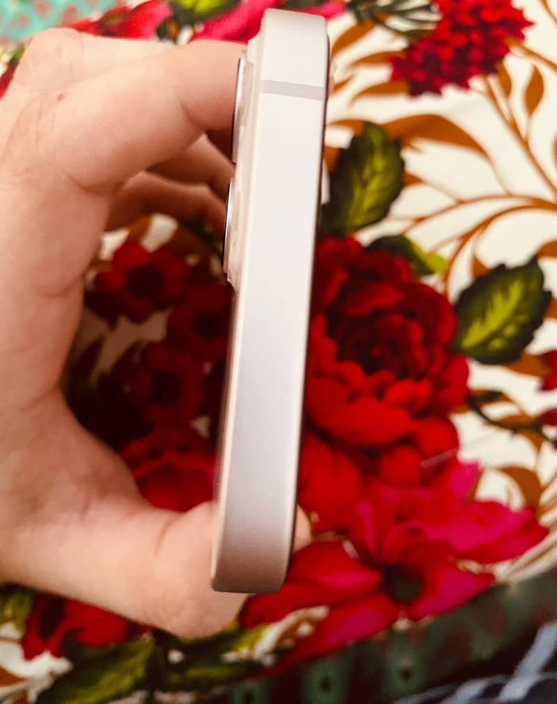 Apple iPhone 13 4