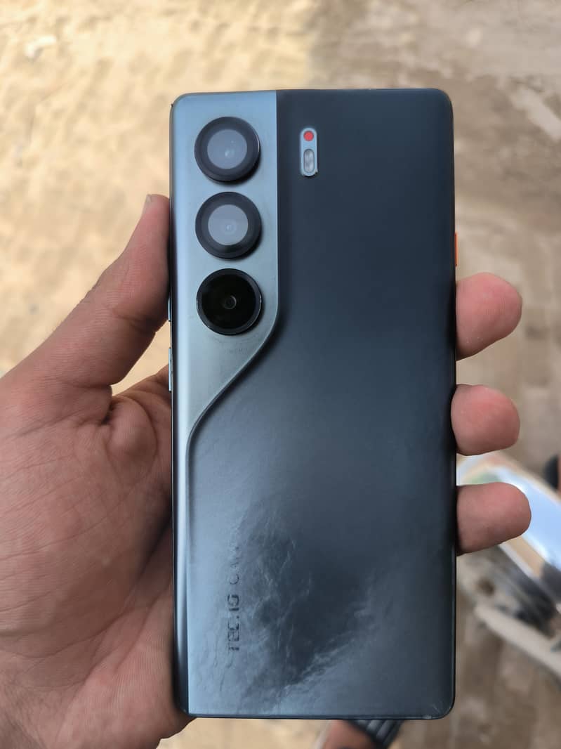 Tecno CAMON 40 Pro 1