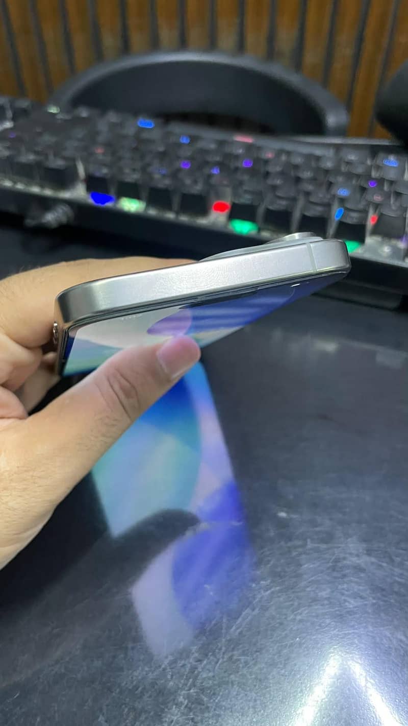 iphone  15 pro max 4