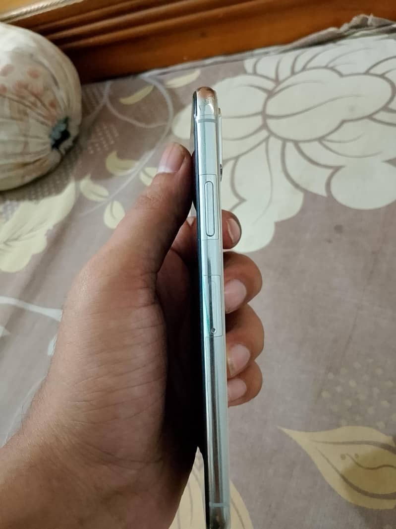 Apple iPhone X 4