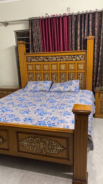 King size Chanoiti Wooden Bed