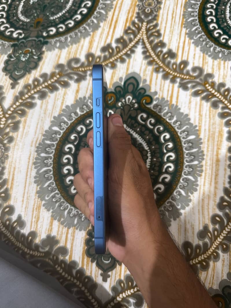 Apple iPhone 13 2