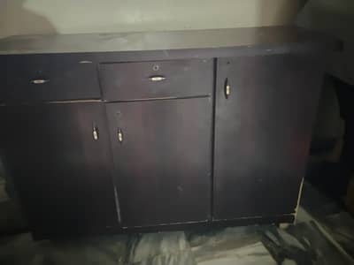 1yera use cabinet table or Lamp hai Dono sale kar rha ho main kis bhai