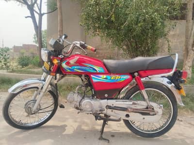 bike saaf hai aur acchi