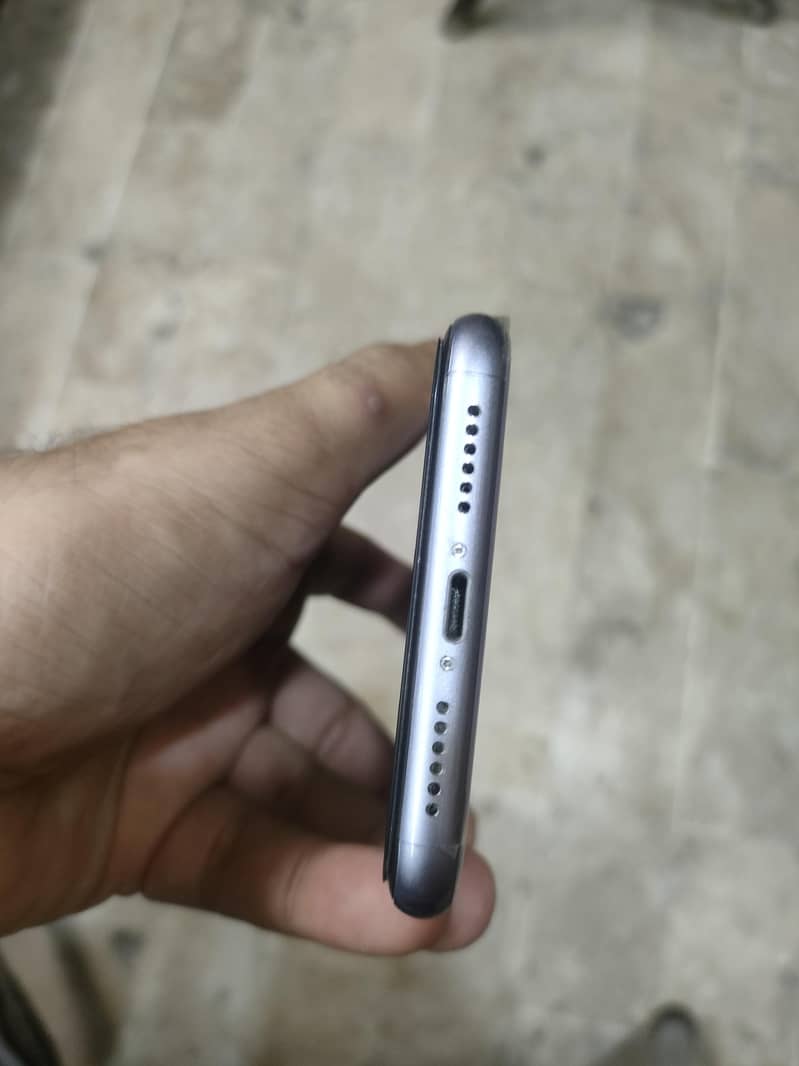 Apple iPhone 11 4