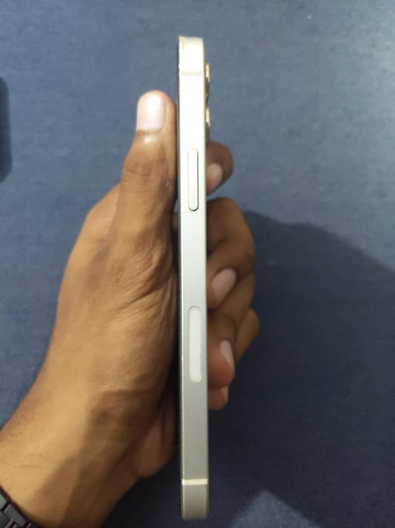 Apple iPhone 12 4