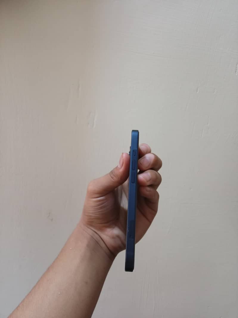 Apple iPhone 13 8