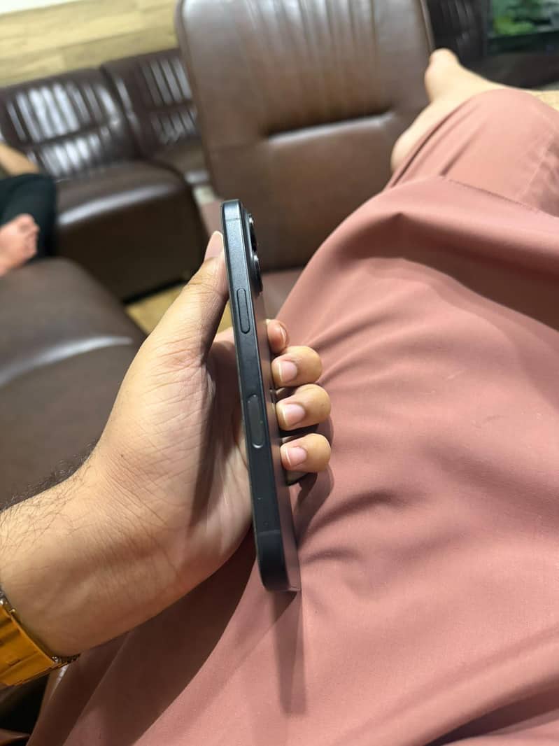Apple iPhone 16 2