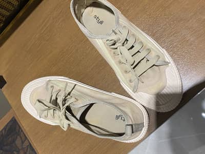 Slightly used sneakers perfect for baggy pants and trousers