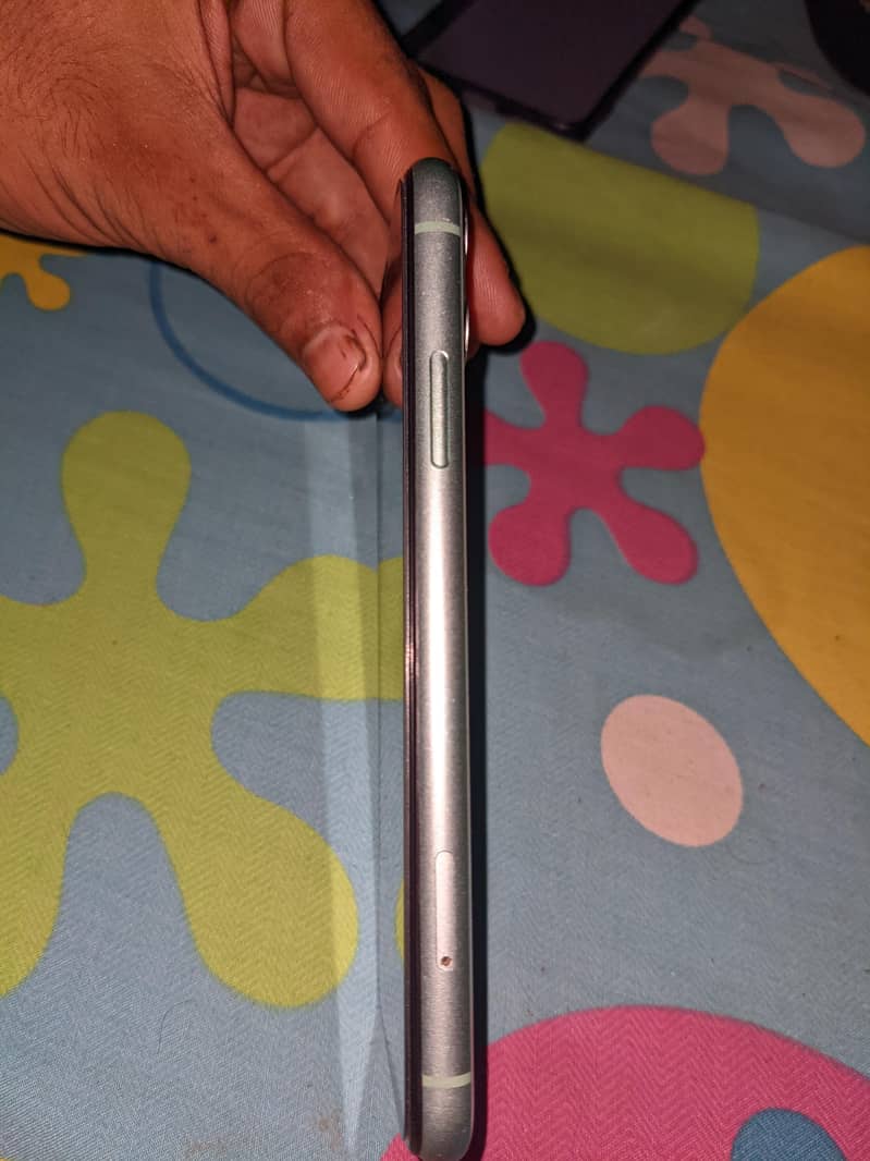Apple iPhone 11 4
