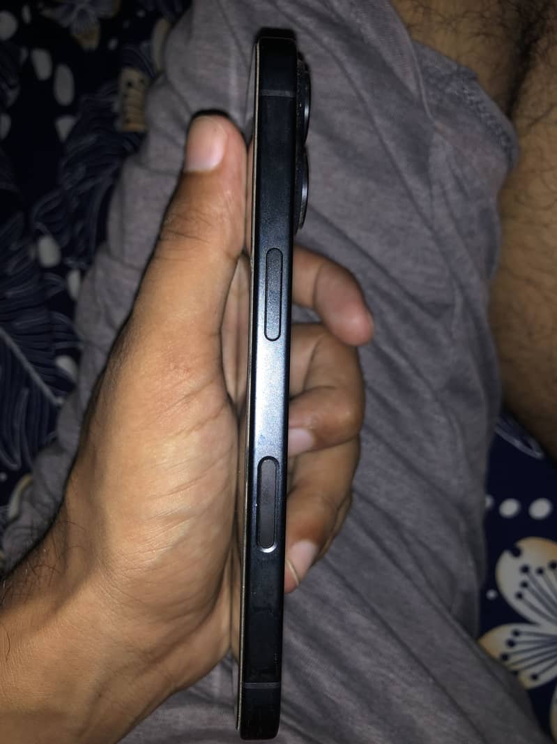 Apple iPhone 16 2