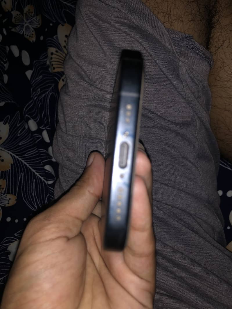 Apple iPhone 16 4
