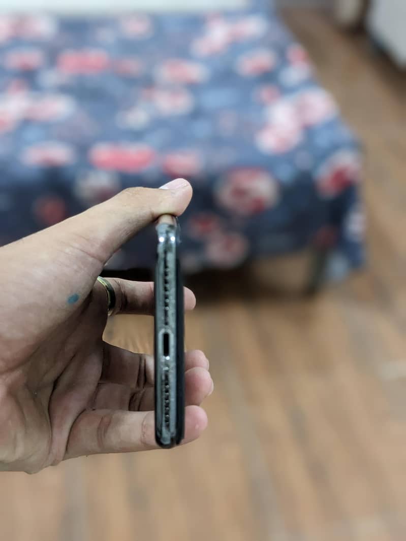 Apple iPhone X 4