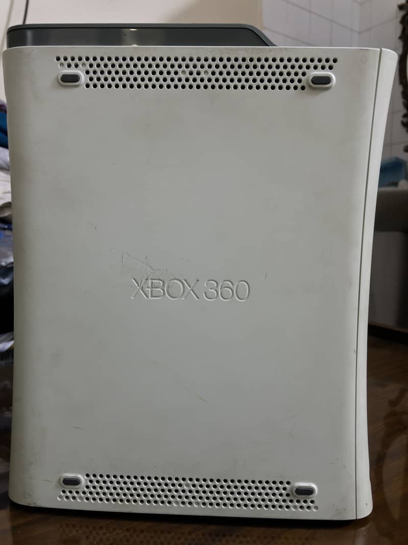 Xbox 360 with two controllers 4