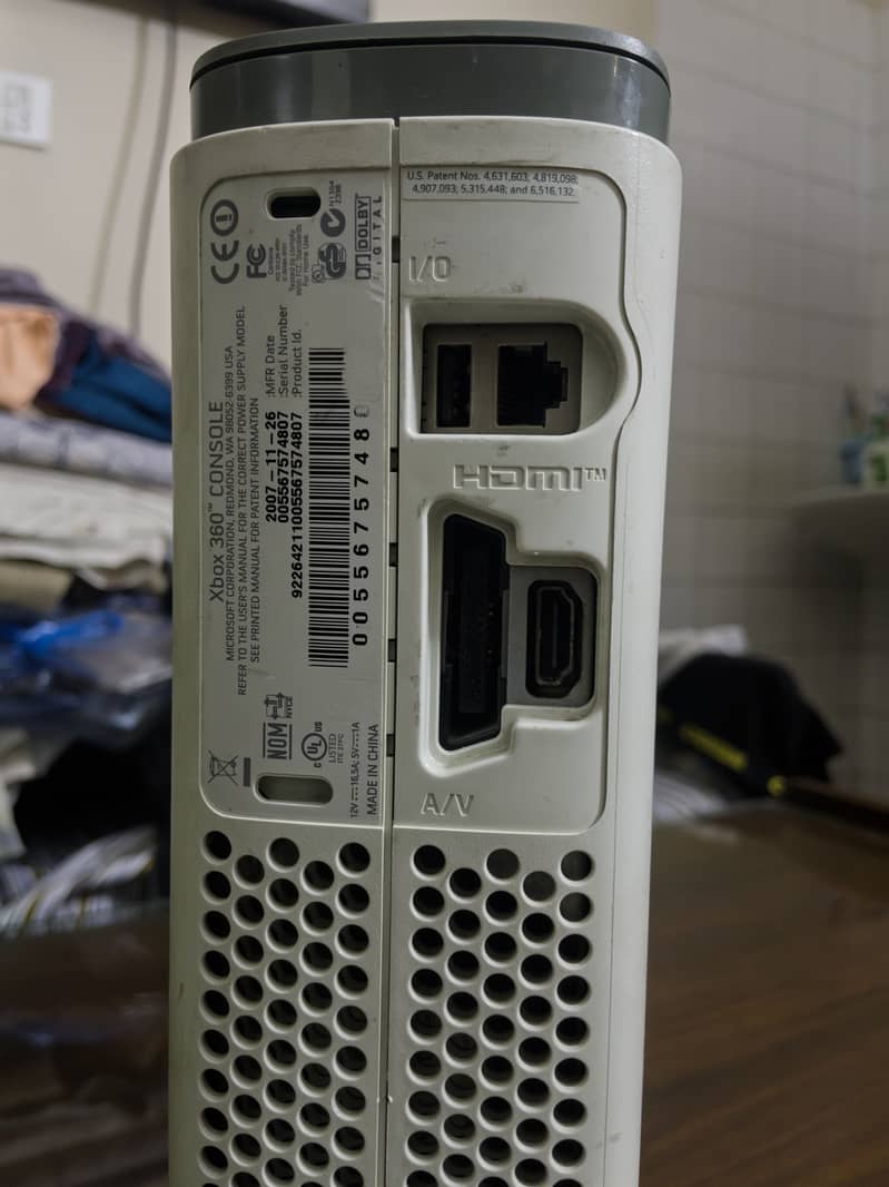 Xbox 360 with two controllers 5