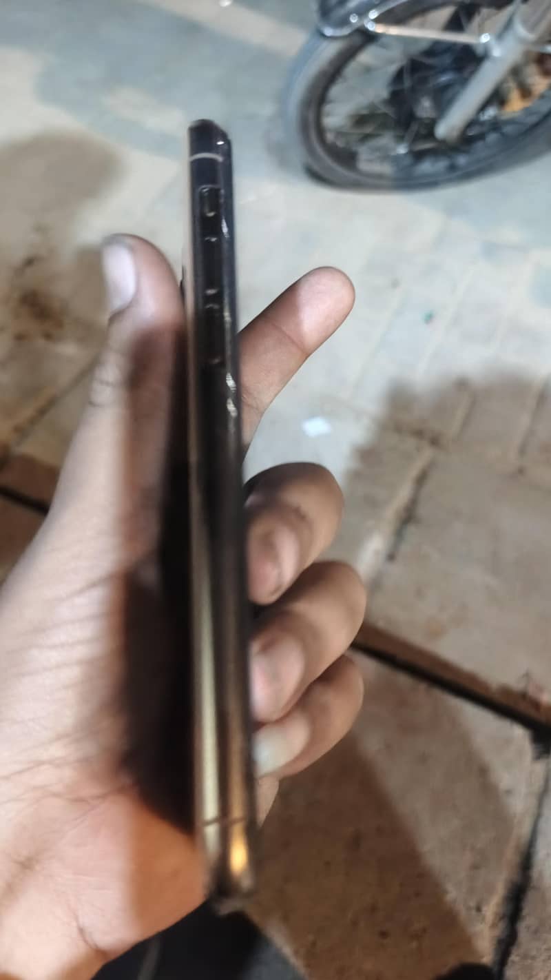 IPHONE 11 PRO 4