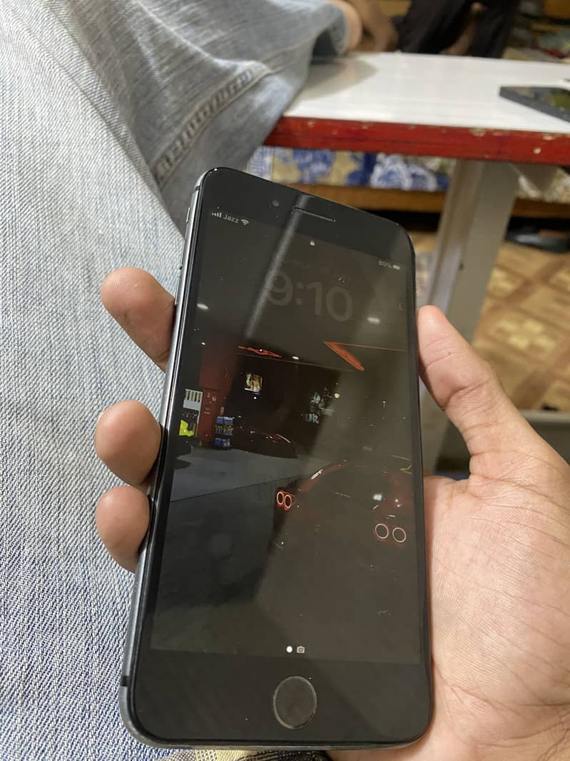 Apple iPhone 8 Plus 1