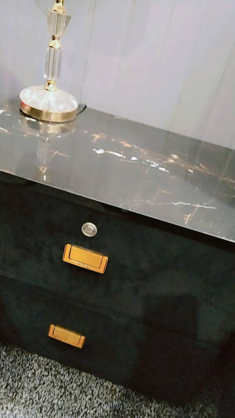 King size bed with side table 2