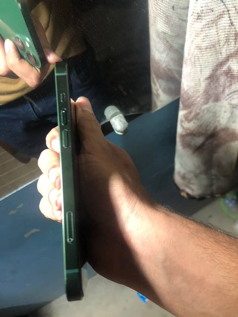Apple iPhone 13 2