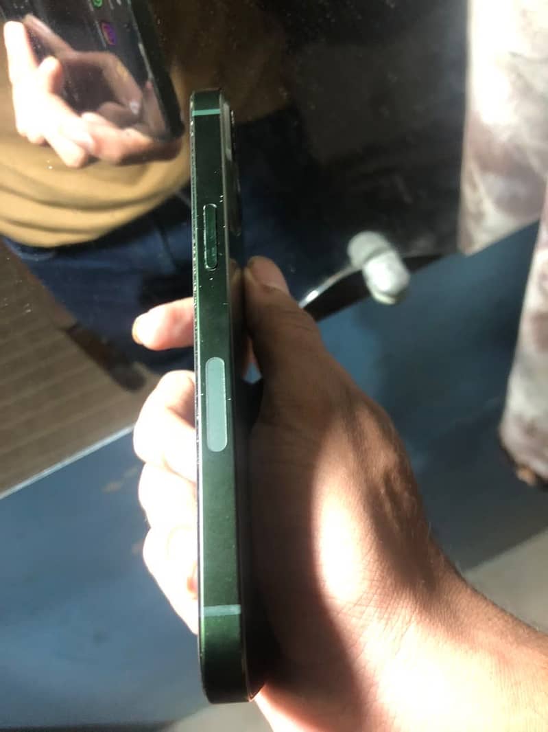 Apple iPhone 13 4