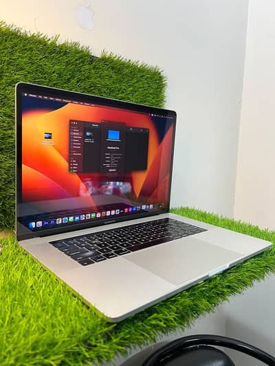 apple MacBook pro 2017 / 1 TB 15 inch 16 gb ram core i7