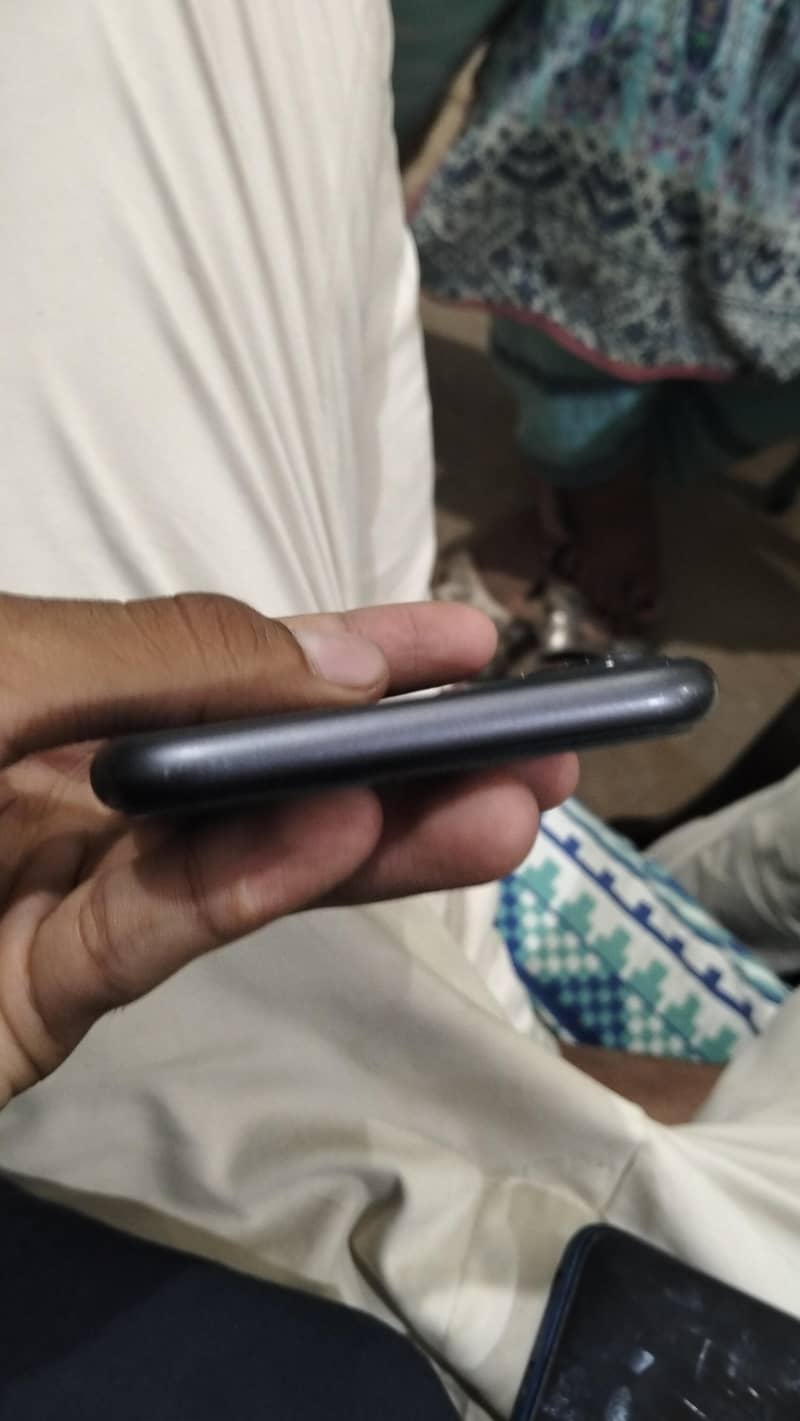 Apple iPhone 11 3