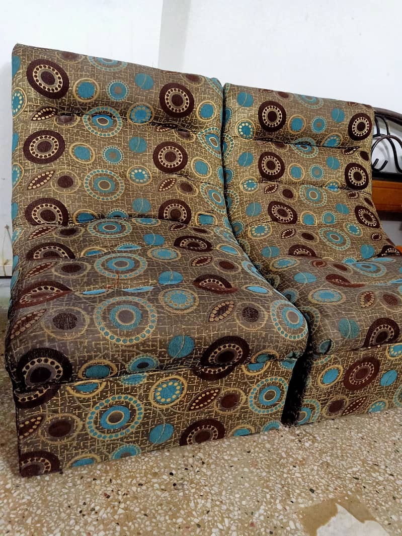 2 single sofa seat. 0