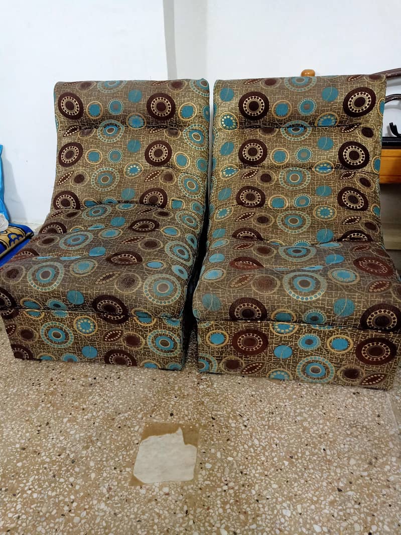 2 single sofa seat. 1