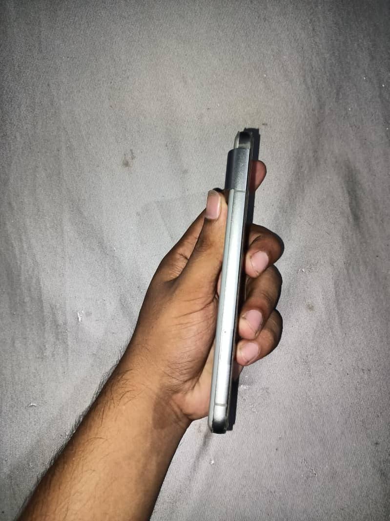 Google Pixel 8 4