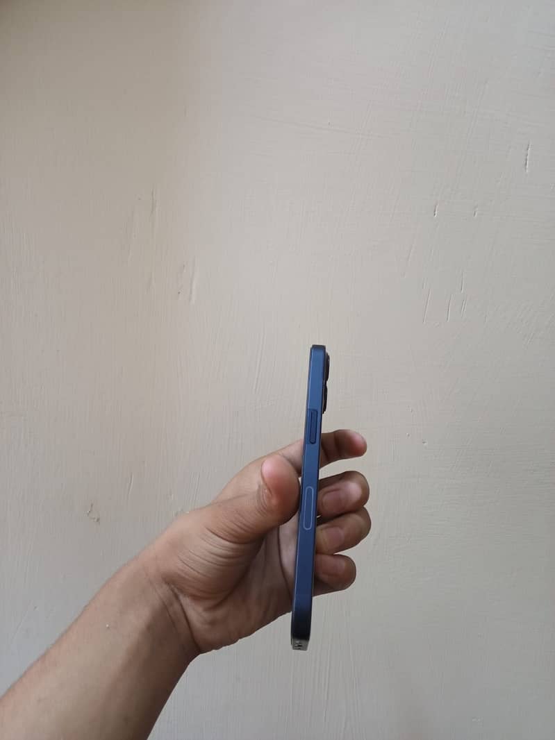 Apple iPhone 13 8