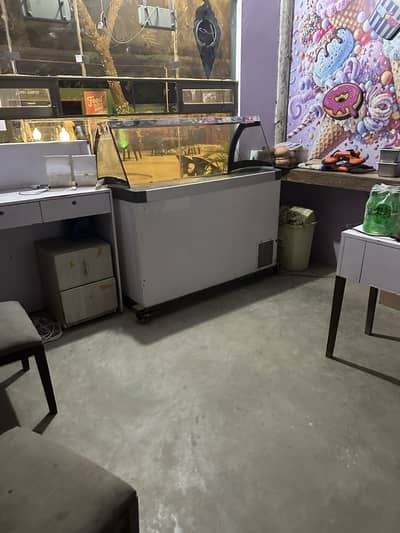 Icecream freezer with conoply