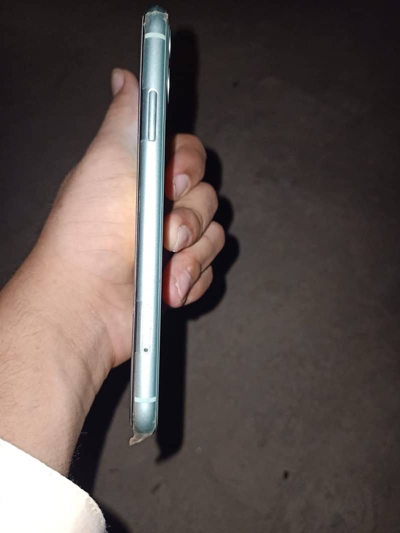 Apple iPhone 11 4