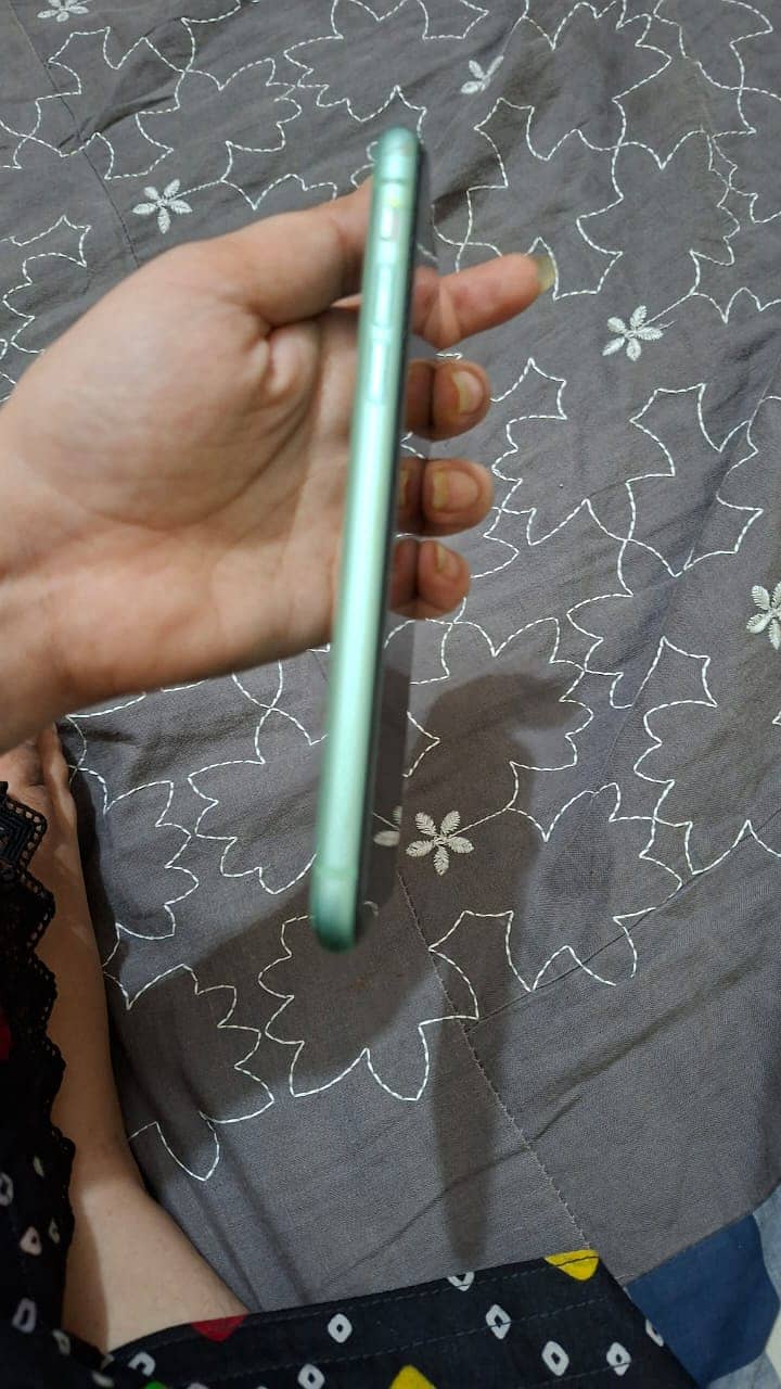 Apple iPhone 11 4