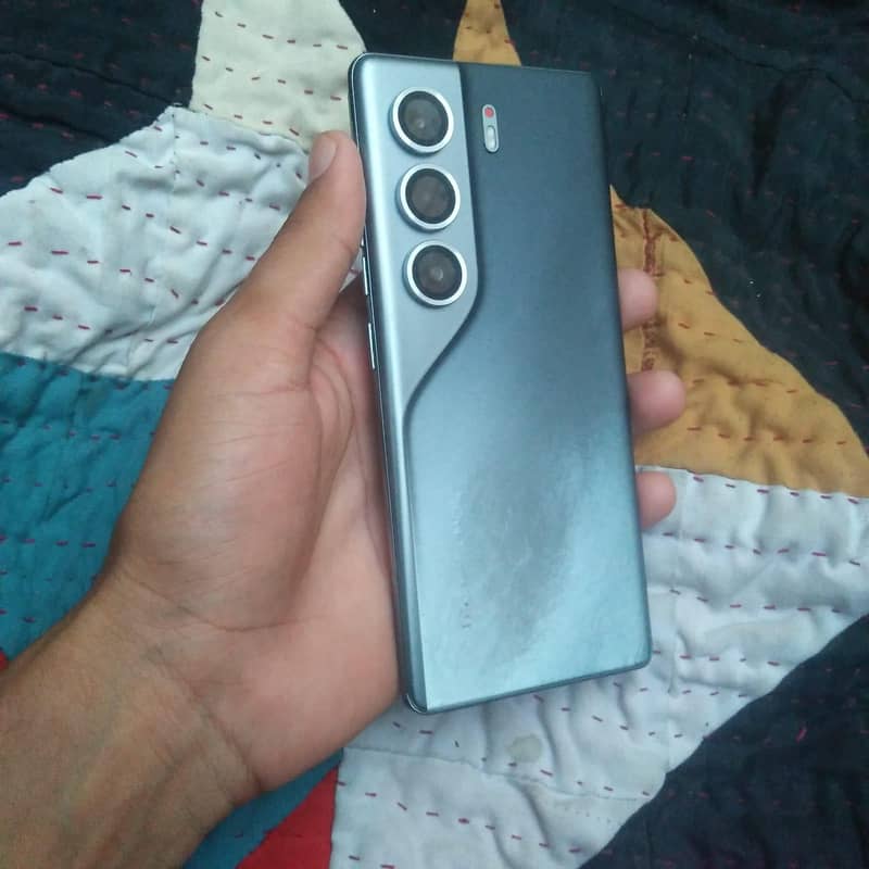 Tecno CAMON 40 Pro 1
