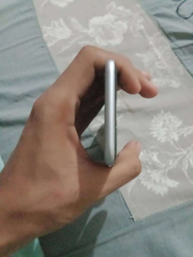 Apple iPhone 6S 4