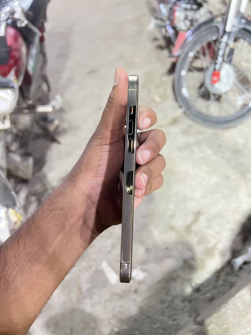 iPhone 12 Pro Max 4