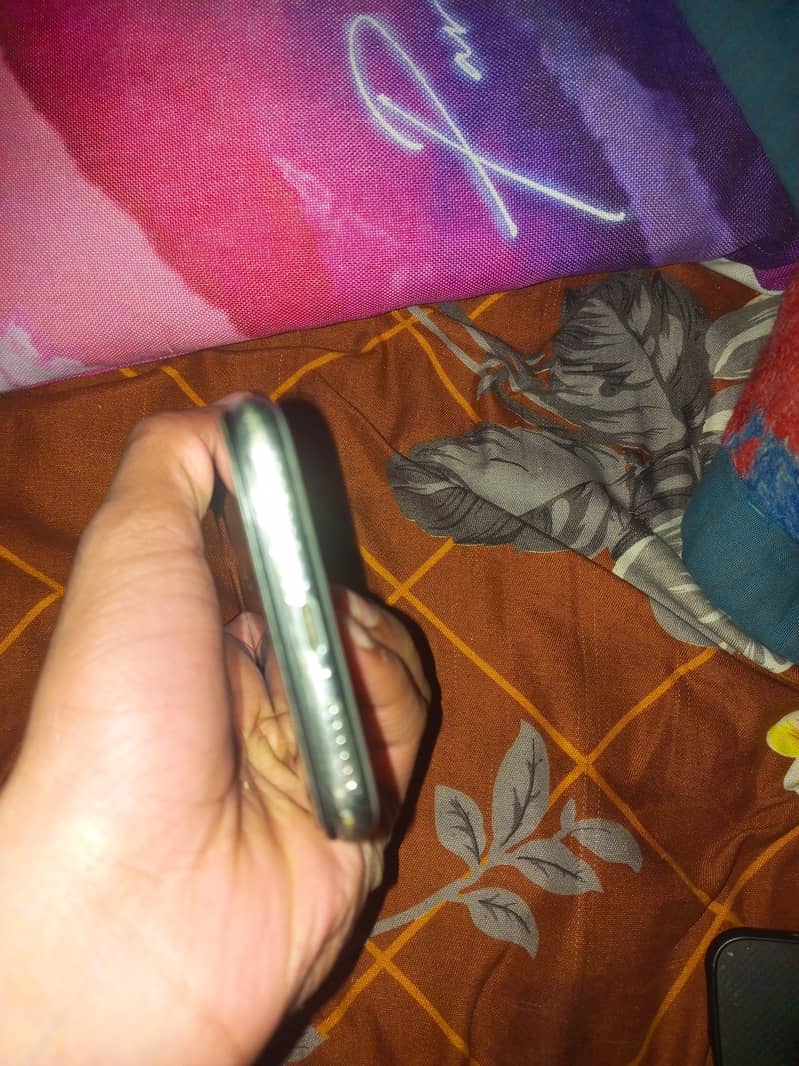 Apple iPhone X 4
