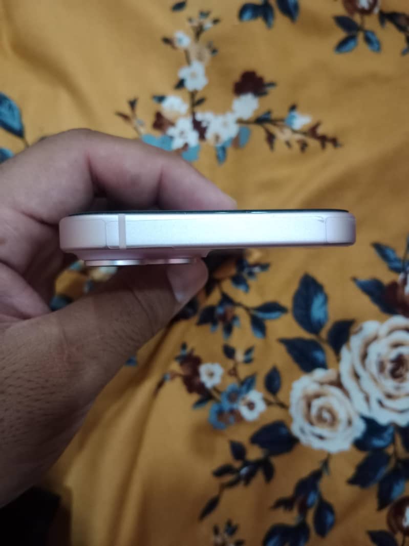 Apple iPhone 15 4