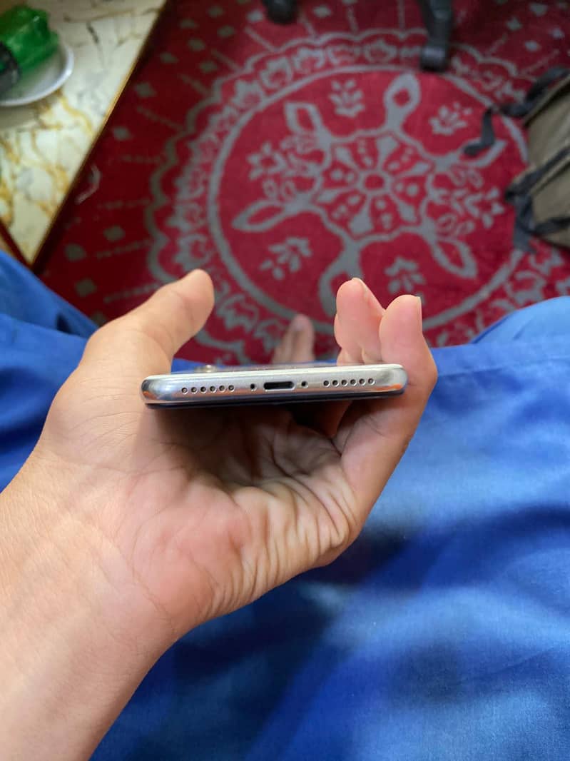Apple iPhone X 4