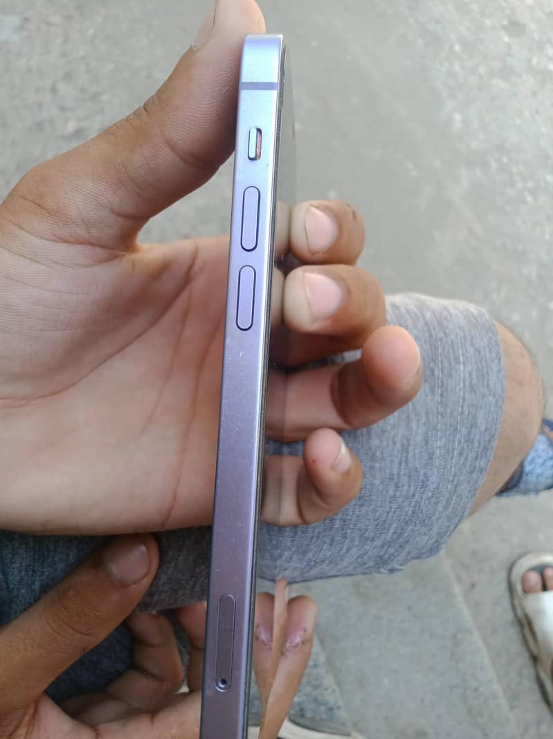 Apple iPhone 12 4