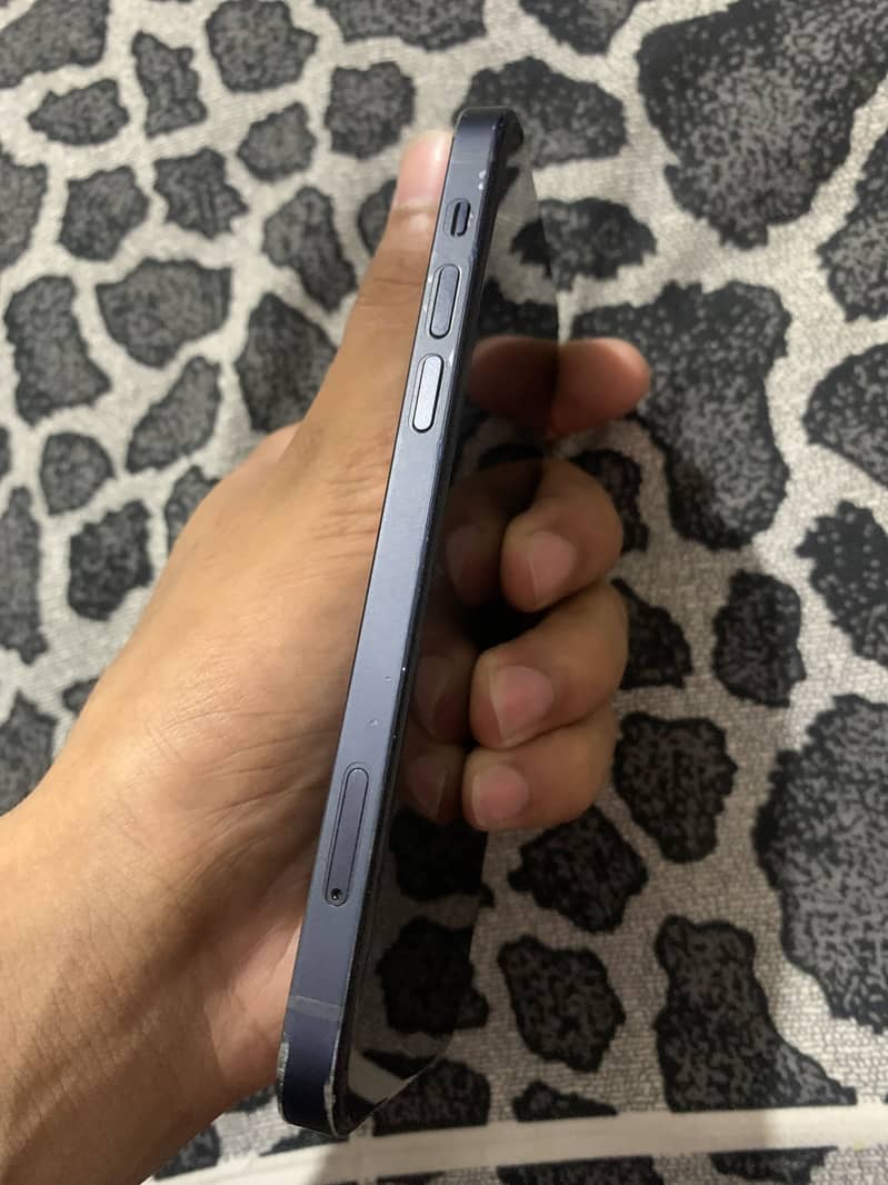 Apple iPhone 12 4