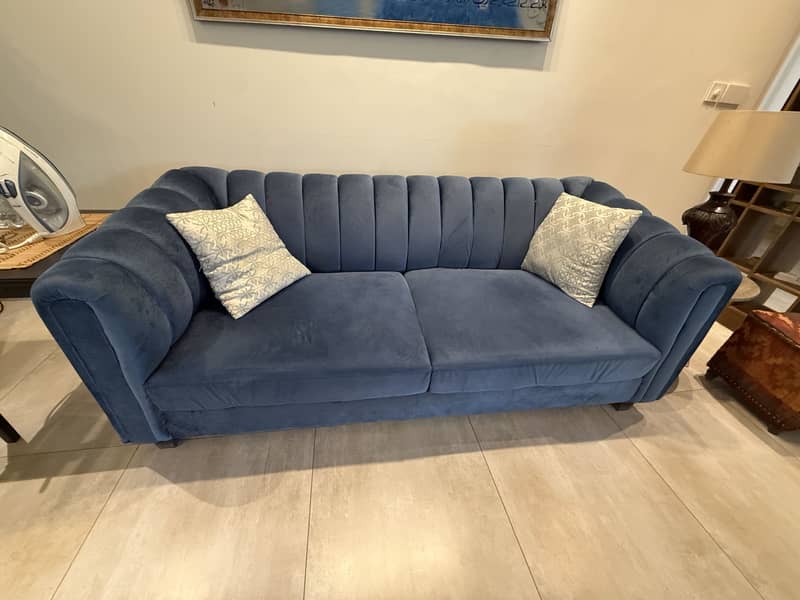 good condition sofa 0