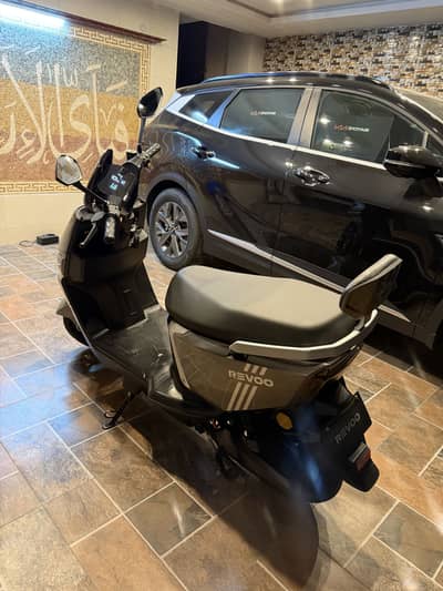 Revoo Electric Scooty
