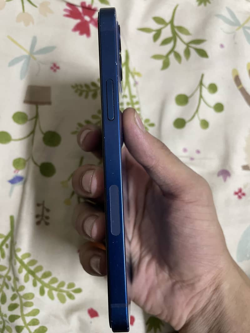 Apple iPhone 12 4