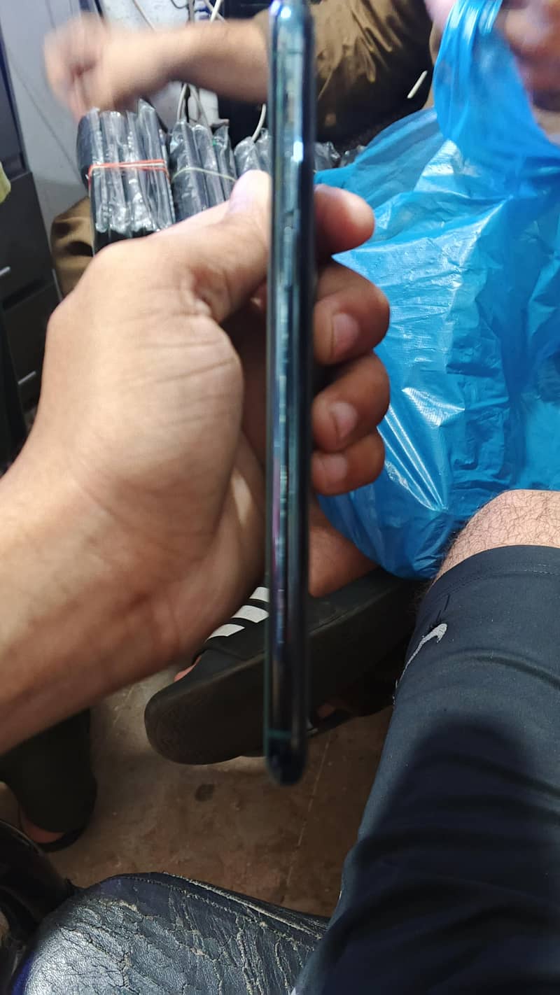 Apple iPhone 11 Pro Max 4